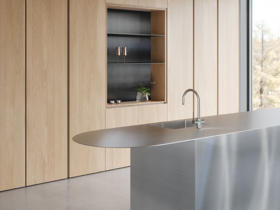 Moderne BORA Küche mit Edelstahl-Insel und hellem Holzpaneelen, minimalistisch und elegant gestaltet.