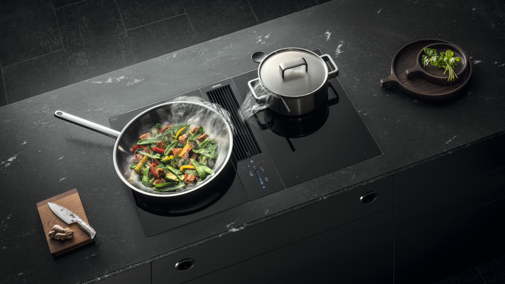 Pfannengericht auf BORA Kochfeld mit integriertem Dunstabzug, frische Zutaten, modern und elegant.