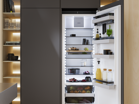 Offener BORA Kühlschrank mit verschiedenen Lebensmitteln und Getränken in modernem Kücheninterieur.